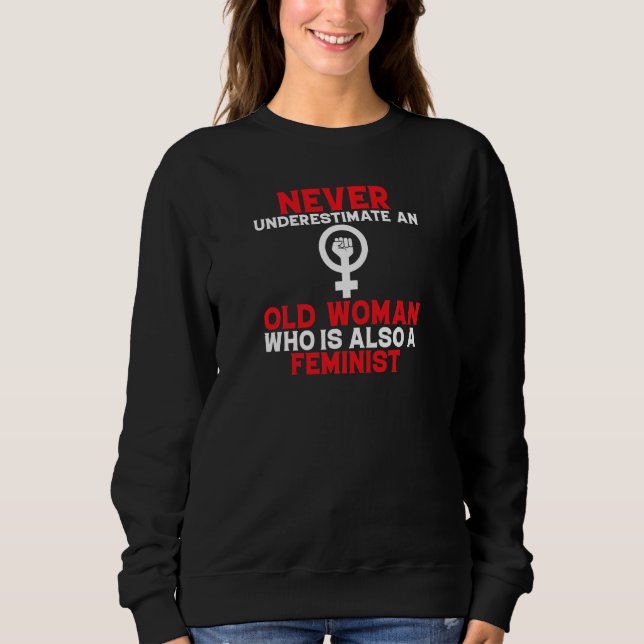 Camiseta As Mulheres Nunca Subestimam A Mulher Velha Que É  (Frente)
