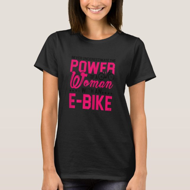 Camiseta As Mulheres Nunca Subestimam O Poder De Uma Mulher (Frente)