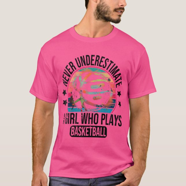 Camiseta As Mulheres Nunca Subestimam Uma Menina Que Joga C (Frente)