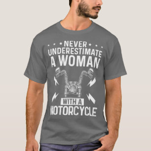 Camiseta As mulheres nunca subestimam uma mulher com uma mo