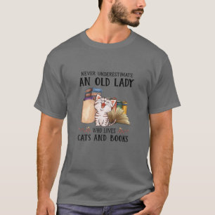Camiseta As Mulheres Nunca Subestimam Uma Velha Que Ama C