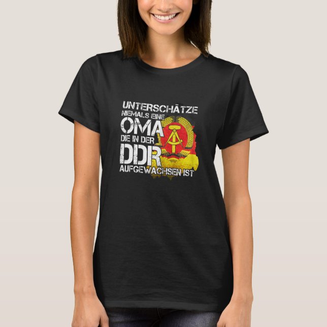 Camiseta As Mulheres Subestimam Nunca Uma Avó Da DDR. (Frente)