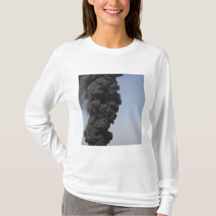 Camiseta As nuvens de fumo escuras e de fogo emergem