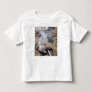 Camiseta As partes das armas inimigas apresentam para