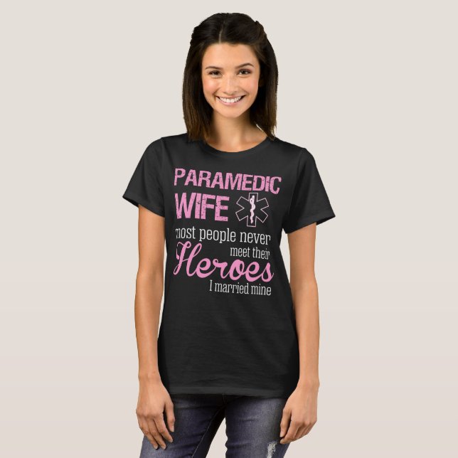 Camiseta As pessoas da esposa do paramédico nunca encontram (Frente Completa)