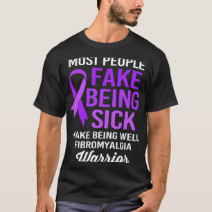 Camiseta As Pessoas Fingem Estar Doentes Eu Finjo Estar Bem