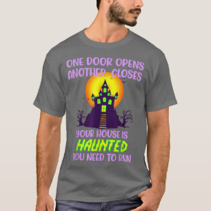 Camiseta As portas de corrida assombradas do Halloween abre