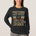 Camiseta As Prótons Têm Massa? Funny Science Pun<br><div class="desc">As Prótons Têm Massa? Eu nem sabia que eram católicos - design de ciência engraçada com trocadilhos relacionados à física. ideia de presente de excelente para um professor de ciência ou nerd de ciência.</div>