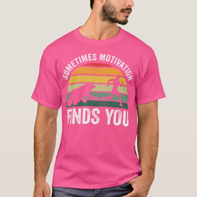 Camiseta Às Vezes, A Motivação Encontra-Te A Retro Bear Eng (Frente)