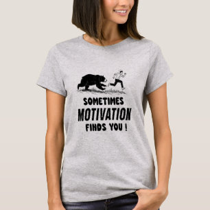 Camiseta Às vezes a motivação encontra você Citação Inspira