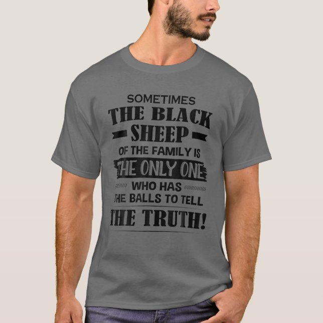 Camiseta Às Vezes A Ovelha Negra Da Família É A Única (Frente)