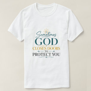 Camiseta Às vezes Deus Fecha Portas Para Proteger Você Bíbl