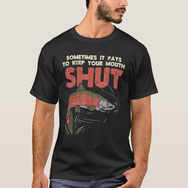 Camiseta Às Vezes Ele Paga Manter A Boca Fechada Peixe Engr (Frente)