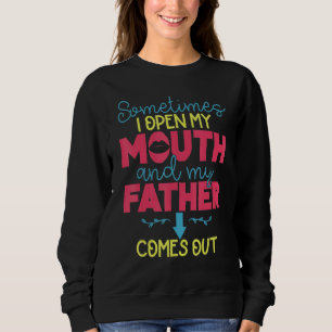 Camiseta Às Vezes Eu Abro Minha Boca E Meu Pai Sai