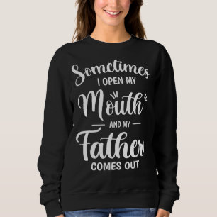 Camiseta Às Vezes Eu Abro Minha Boca E Meu Pai Sai