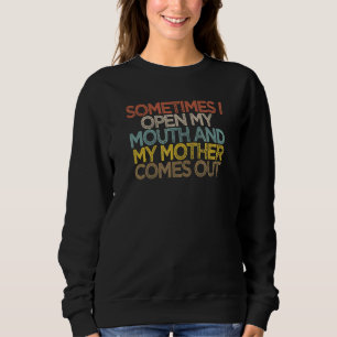 Camiseta Às Vezes Eu Abro Minha Boca E Minha Mãe Sai