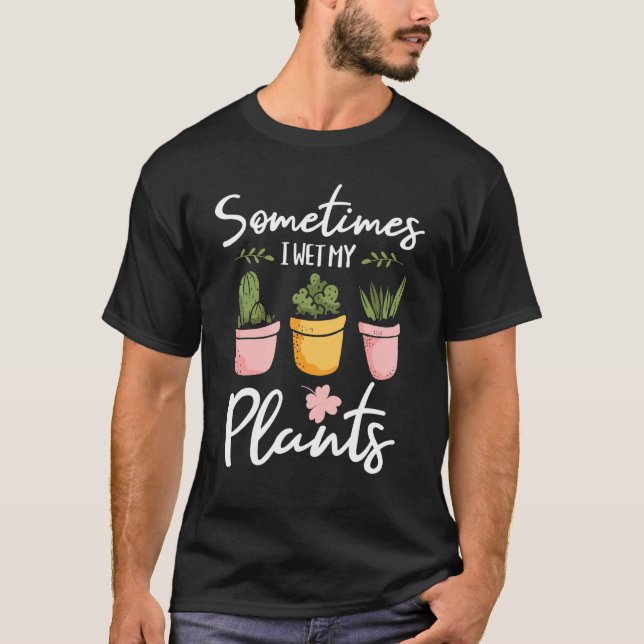 Camiseta Às Vezes Eu Molhei As Minhas Plantas - Jardas De P (Frente)