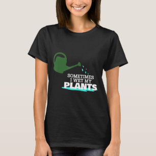 Camiseta Às Vezes Eu Molhei As Minhas Plantas Jardinando T-