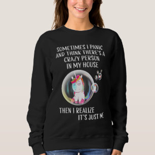 Camiseta Às Vezes Eu Pânico E Acho Que Há Uma Pessoa Louca