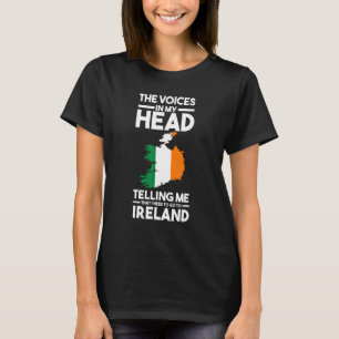 Camiseta as vozes na minha cabeça dizendo à esposa irlandes