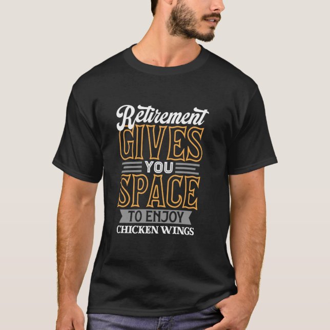 Camiseta Asas de Frango Engraçadas Aposentado Amante de Com (Frente)
