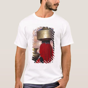 Camiseta Ásia, Índia, Rajasthan. Uma mulher local de vermel