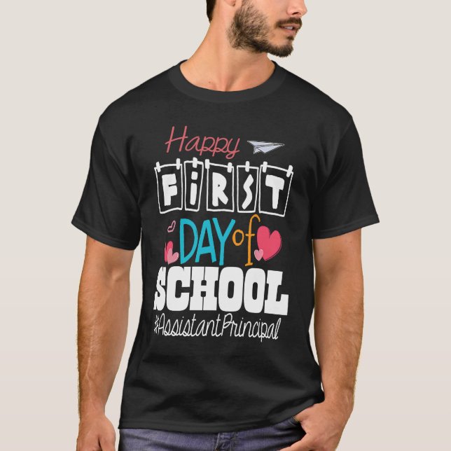 Camiseta Assistant Principal Happy First Day of School Back (Frente)