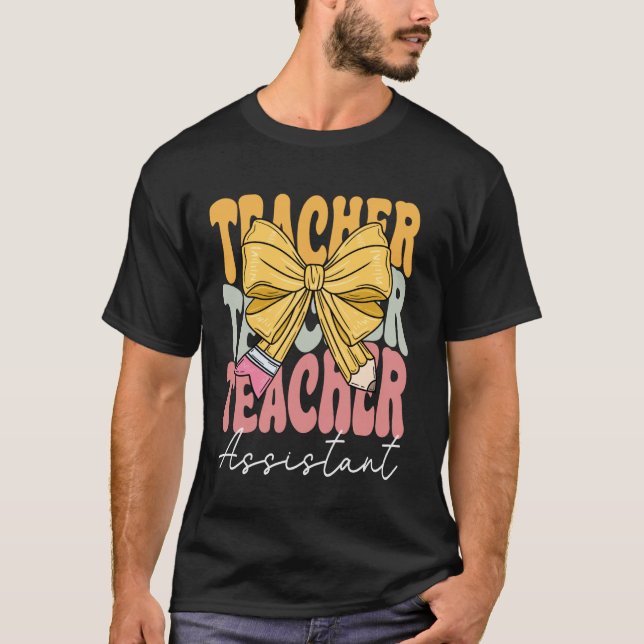 Camiseta Assistente de Professor Groovy Coquette Laço Fofo  (Frente)