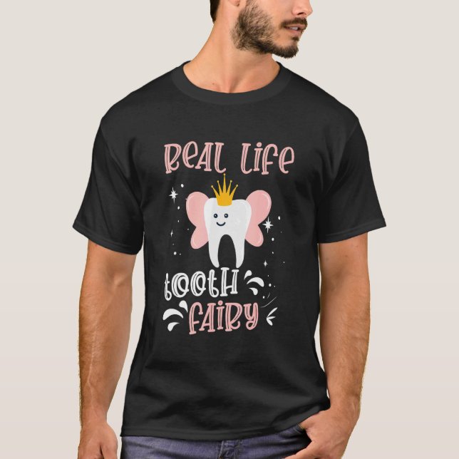 Camiseta Assistente Dentária Fada dos Dentes da Vida Real D (Frente)