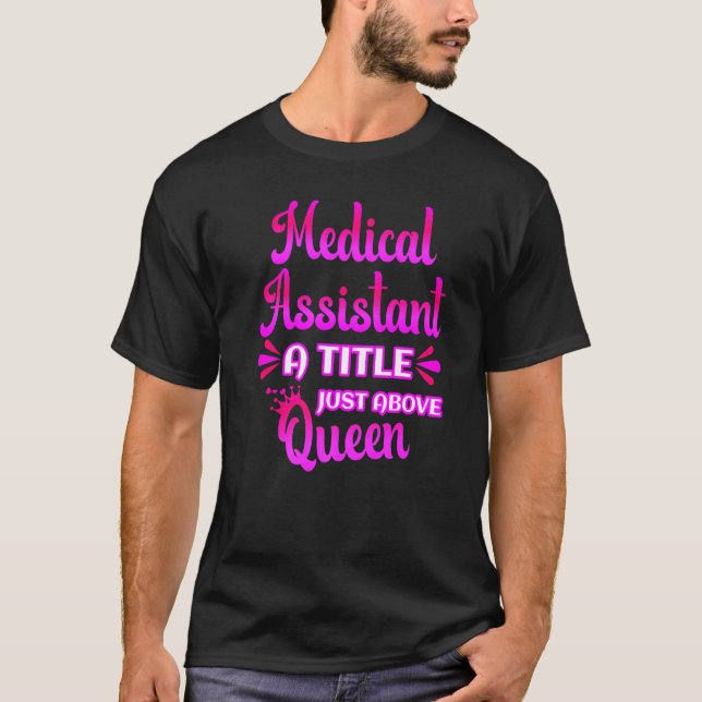 Camiseta Assistente Médico Um Título Acima Do Queen Cute CM (Frente)