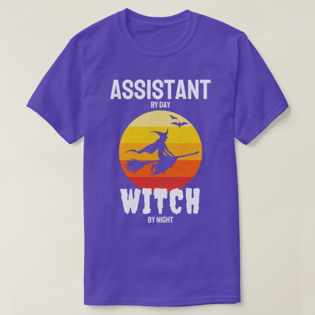Camiseta Assistente Por Bruxa De Dia Por Cos De Halloween F (Frente do Design)