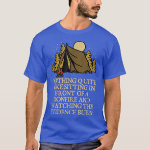 Camiseta Assistindo as evidências queimar acampando o engra