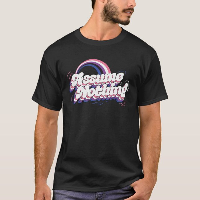 Camiseta Assume Nothing Genderfluid Rainbow Pride Flag Pron (Frente)