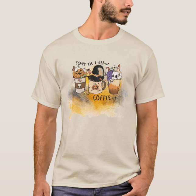 Camiseta Assustador Até Eu Pegar Café - Copas e Lâmpadas De (Frente)