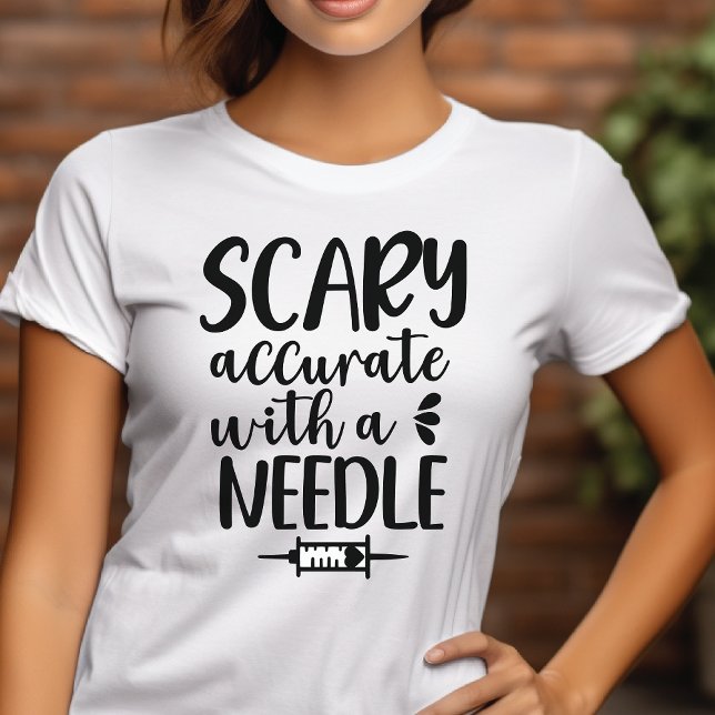 Camiseta Assustador Com Uma Enfermeira De Halloween De Agul (Scary Accurate With A Needle Halloween Nurse Shirt)