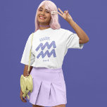 Camiseta Astrologia bonito Aquarius - Sinal de Astrologia P<br><div class="desc">Esta camiseta de aniversário do Aquarius,  roxo e lavanda,  bonito,  apresenta o seu sinal astrológico do Zodiac num belo brilho como as constelações. Personalize este presente bonitinho com seu nome em lindos scripts cursivos para alguém que faz aniversário no final de janeiro ou no início de fevereiro.</div>