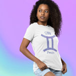 Camiseta Astrologia Gemini bonito - Sinal de astrologia - A<br><div class="desc">Esta camiseta Gemini roxa e lavanda bonito apresenta seu sinal astrológico do Zodiac em um belo brilho como as constelações. Personalize este símbolo de astrologia fofo com seu nome em script cursivo para alguém que faz aniversário no final de maio ou no início de junho.</div>