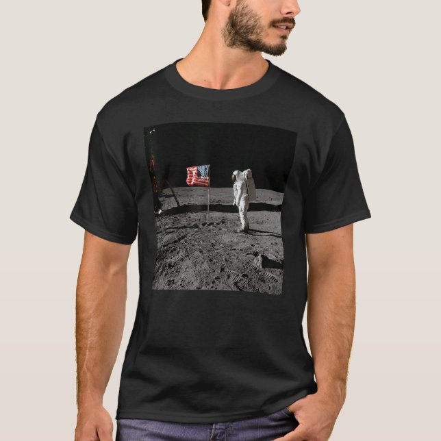 Camiseta Astronaut and US Flag on Lunar Surface Apollo Moon (Frente)