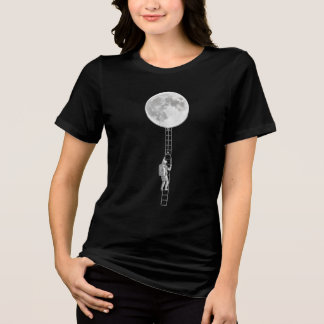 Camiseta Astronaut Climbing the Moon – Surreal Space Art