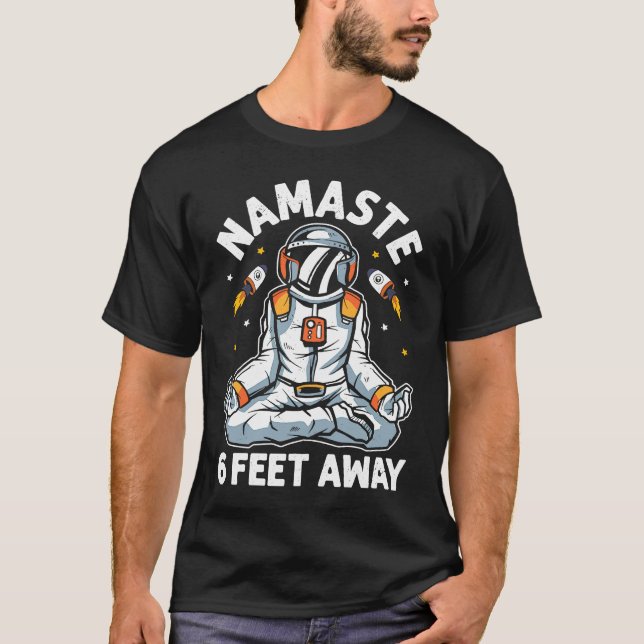 Camiseta Astronaut Namaste Stay 6 Feet Away  Yoga Workout (Frente)
