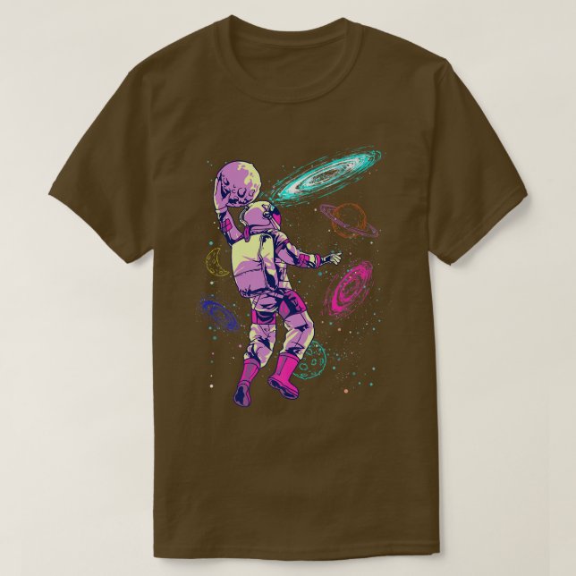 Camiseta Astronaut Playing Basketball Slam Dunking in Space (Frente do Design)
