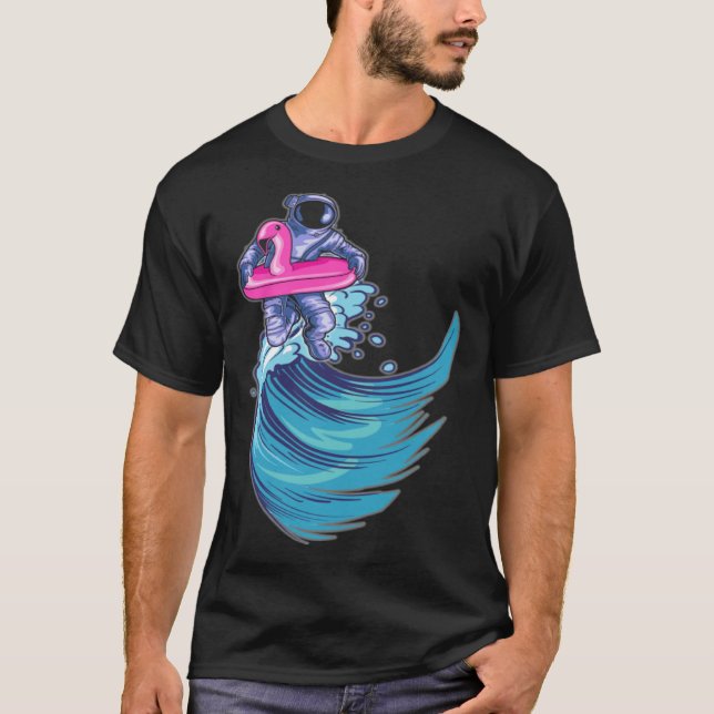 Camiseta Astronaut Surfing Ocean Waves With Pink Flamingo F (Frente)