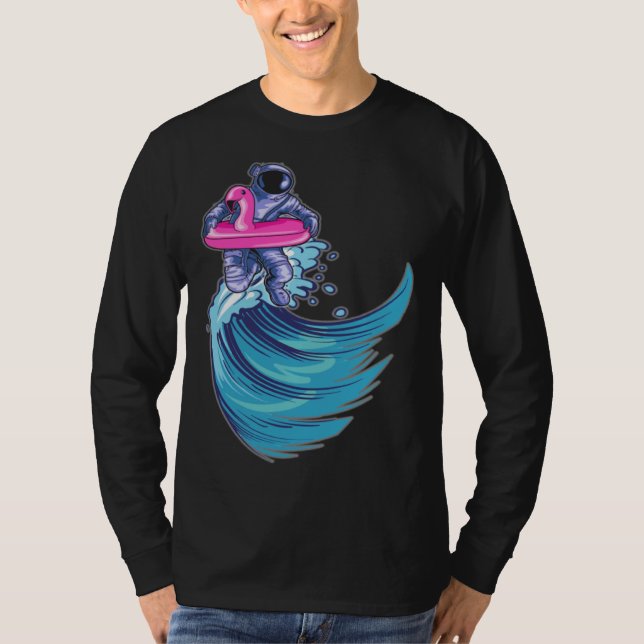 Camiseta Astronaut Surfing Ocean Waves With Pink Flamingo F (Frente)