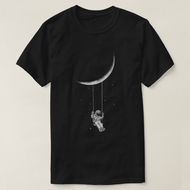 Camiseta Astronaut Swinging on Moon Aesthetic Art (Frente do Design)