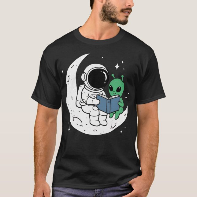 Camiseta Astronauta Alienígena Lua Divertida Lê Livro Astro (Frente)