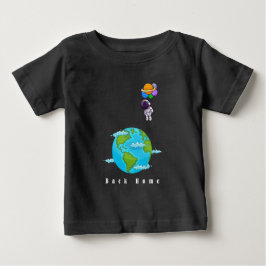 Camiseta astronauta com balões aterrando terra