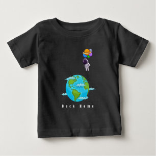 Camiseta astronauta com balões aterrando terra