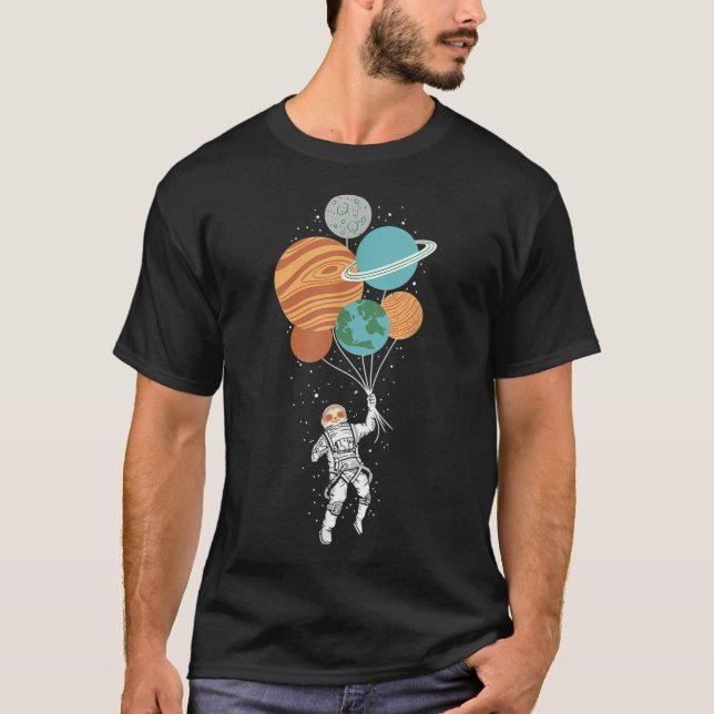 Camiseta Astronauta Com Planetas Na Lama Roupa Mão (Frente)