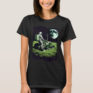 Camiseta Astronauta Cortando a Grama no Espaço Arte 1