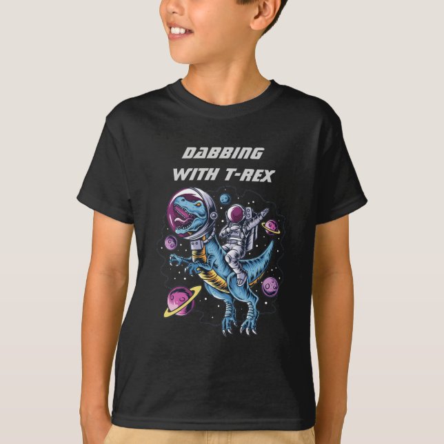 Camiseta Astronauta Dabbing e Riding T-REX no espaço (Frente)